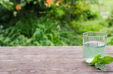 açık havada nane ile su