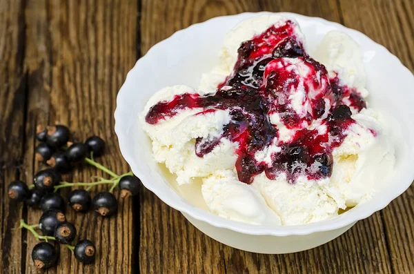 Ice cream with jam and currant — Stock Photo, Image