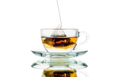 Beyaz arka planda izole edilmiş bir fincan çay.