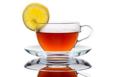 fincan çay ve beyaz arka plan üzerinde izole limon