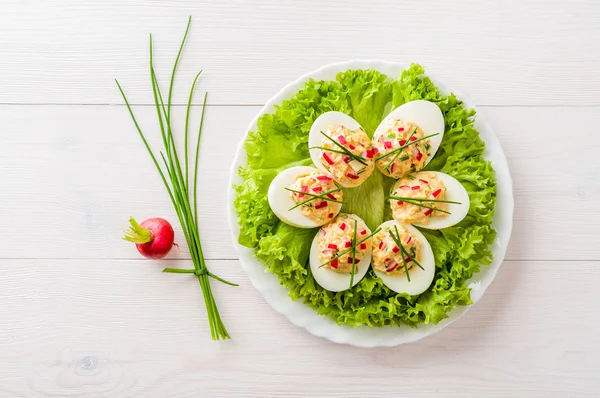 生菜，韭菜装饰酿的蛋 免版税图库照片