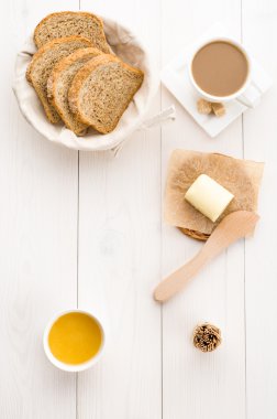 Kahvaltı ekmek, bal, butler ve kahve gibi