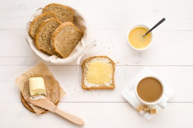 Kahvaltı ekmek, bal, butler ve kahve gibi