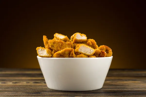 Nuggets de frango na mesa — Fotografia de Stock