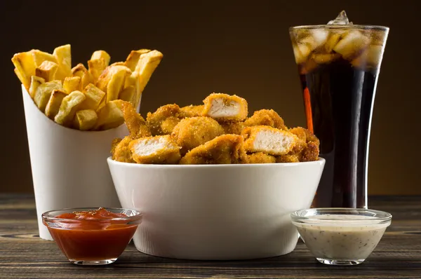 Franse frietjes kipnuggets en cola — Stockfoto