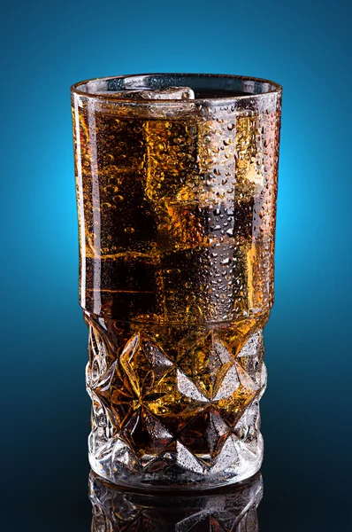 Kall cola i ett glas — Stockfoto