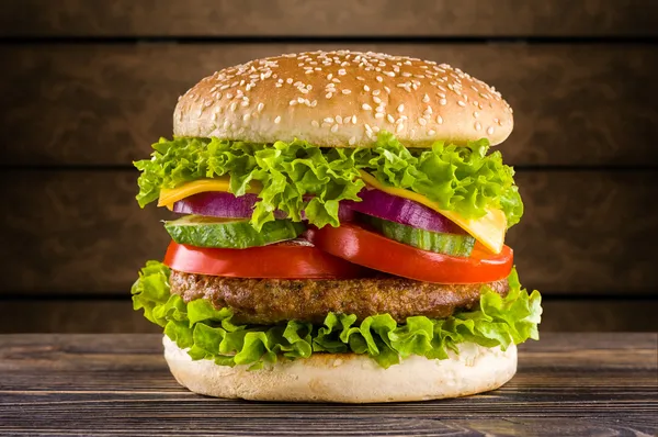 Tahta masada ev yapımı hamburger.