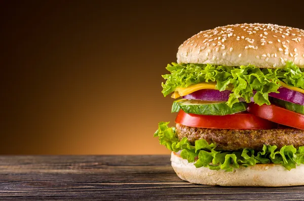 Tahta masada ev yapımı hamburger.
