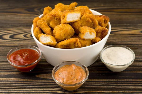 Nuggets de frango na mesa — Fotografia de Stock