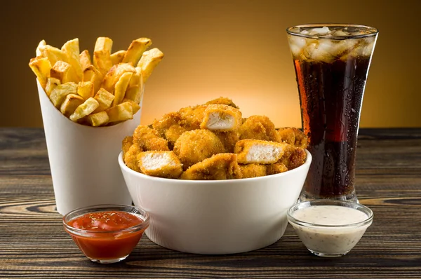 Franse frietjes kipnuggets en cola — Stockfoto