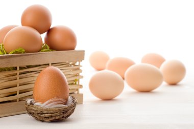 çiğ yumurta beyaz bir tablo