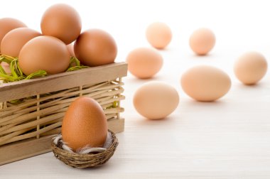 çiğ yumurta beyaz bir tablo