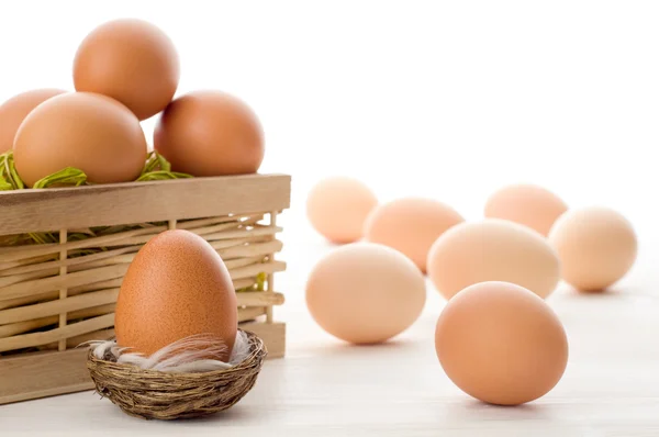 Huevos crudos sobre una mesa blanca — Foto de Stock