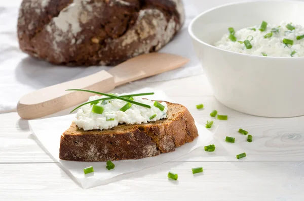 krem peynir ve chives ile sandviç