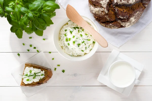 Frukost med keso, bröd och mjölk — Stockfoto