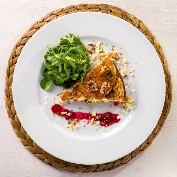 Tart with bacon, walnuts, cranberry and arugula — Stock Photo, Image