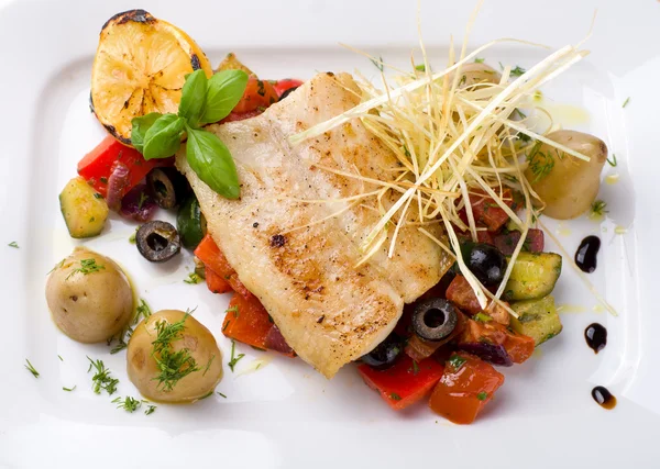 Fish with grilled vegetables — Stock Photo, Image