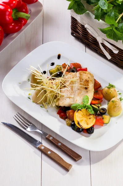 Fisch mit gegrilltem Gemüse — Stockfoto