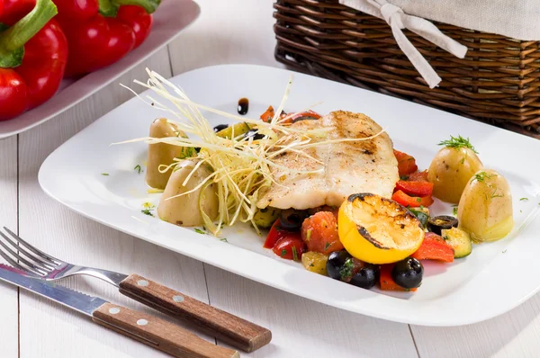 Fish with grilled vegetables — Stock Photo, Image