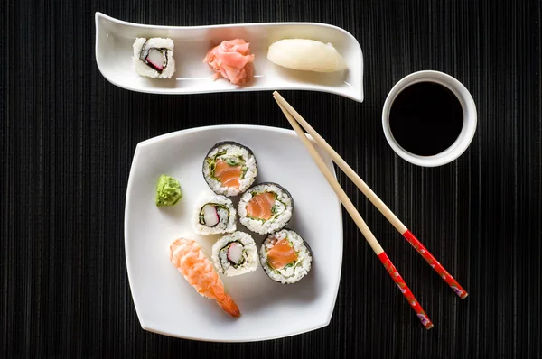 Sushi na bílém talíři — Stock fotografie