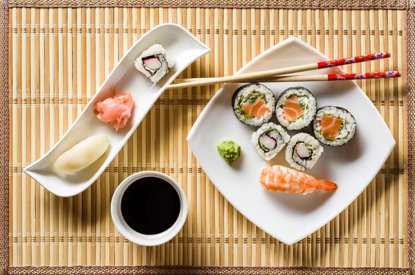 Sushi su piatto bianco — Foto Stock