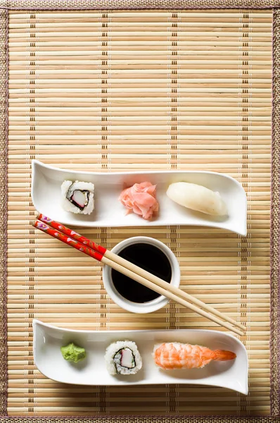 Sushi på vit tallrik — Stockfoto