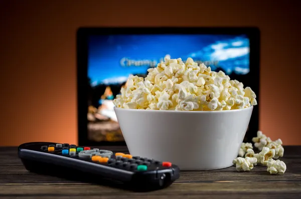 Popcorn et une télécommande pour le fond TV Photo De Stock