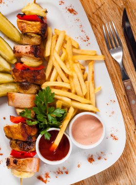 cips ve beyaz tabakta şişleri