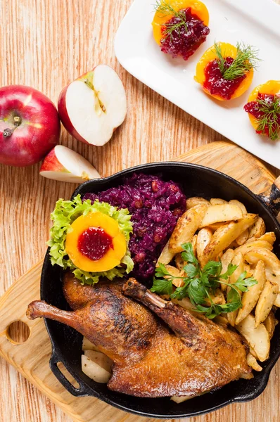 Roasted duck and potato wedges — Stock Photo, Image