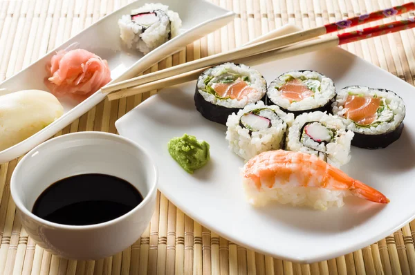 Sushi em placa branca — Fotografia de Stock