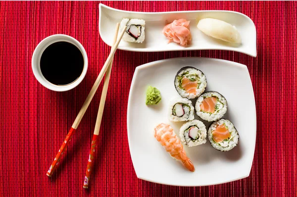 Sushi på vit tallrik — Stockfoto