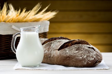 ekmek ve süt tablo sürahi