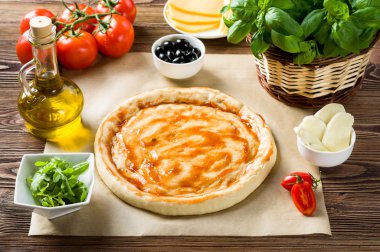 ahşap bir masa üzerinde bir pizza hazırlama