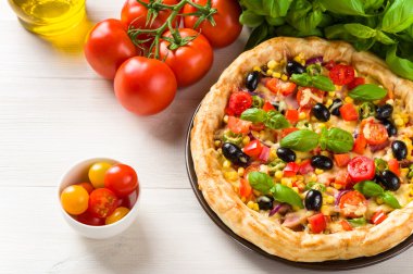 Pizza ahşap masada.