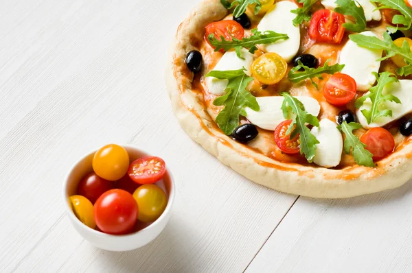 Voorbereiding van een pizza op een houten tafel — Stockfoto