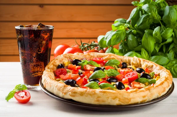 Pizza e coca-cola na mesa de madeira — Fotografia de Stock