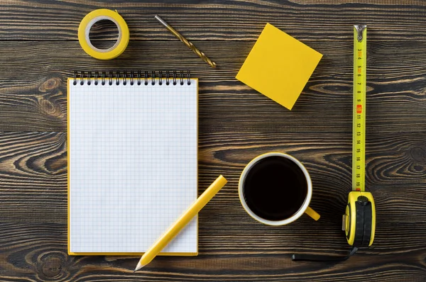 Notebook, café e ferramentas técnicas sobre a mesa — Fotografia de Stock