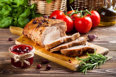 kavrulmuş pork loin kızılcık ve biberiye ile