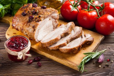 kavrulmuş pork loin kızılcık ve biberiye ile