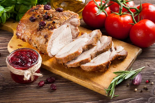 Kavrulmuş pork loin kızılcık ve biberiye ile — Stok fotoğraf