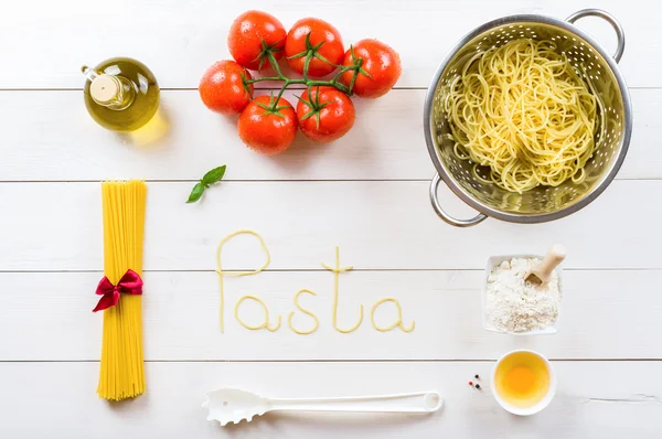 Spaghetti and ingredients on the table — Stock Photo, Image