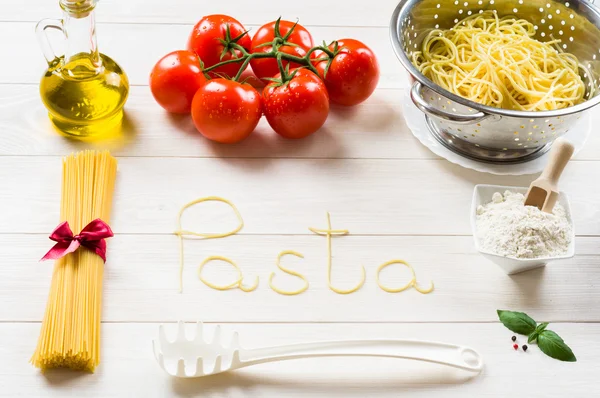 Spaghettis et ingrédients sur la table — Photo
