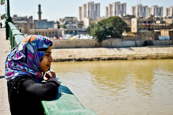 伊拉克女孩看起来在底格里斯河 — 图库照片