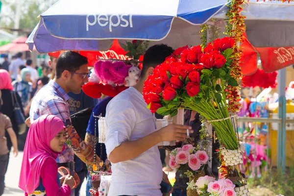 Een man verkoopt rode rozen — Stockfoto