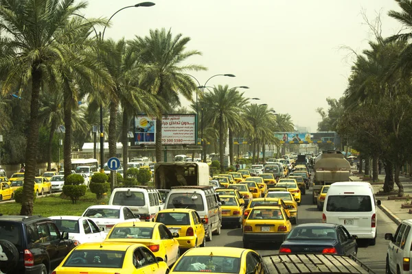 Wachtrijen van auto's op de straten van Bagdad — Stockfoto