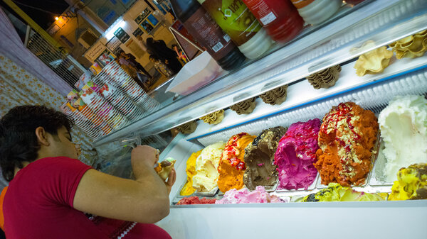 Iraqi man sells ice cream