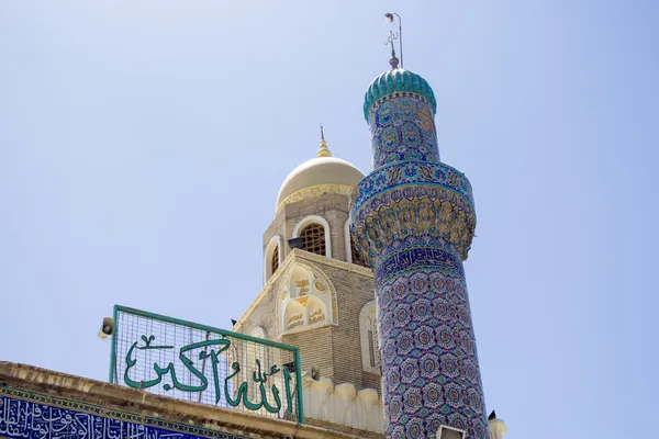 Vuurtorens en deuren van de moskee van kufa — Stockfoto
