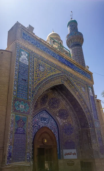 Маяки и двери мечети Куфы — стоковое фото