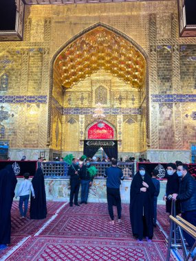 Irak 'ın Necef şehrindeki İmam Ali' nin kutsal tapınağı için gece, Şii İmamları 'ndan biri, altın ve İslami yazıtlarla boyanmış duvarlar ve bazı ilanlar gösteriliyor..