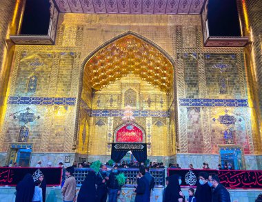  Irak 'ın Necef şehrindeki İmam Ali' nin kutsal tapınağı için gece, Şii İmamları 'ndan biri, altın ve İslami yazıtlarla boyanmış duvarlar ve bazı ilanlar gösteriliyor..